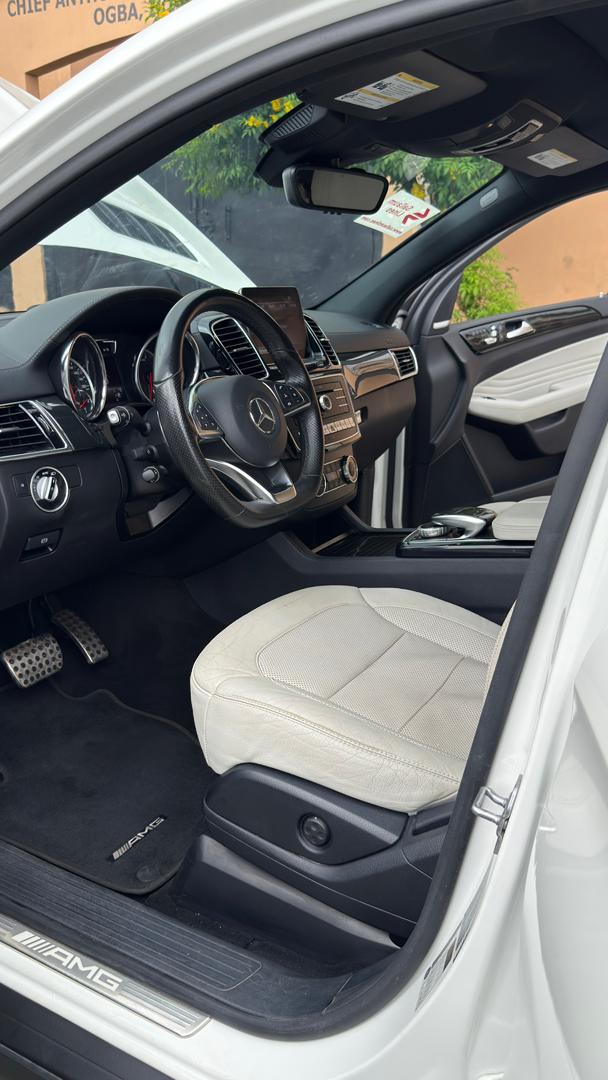Toyota Highlander V6 SUV, Black — photo 2