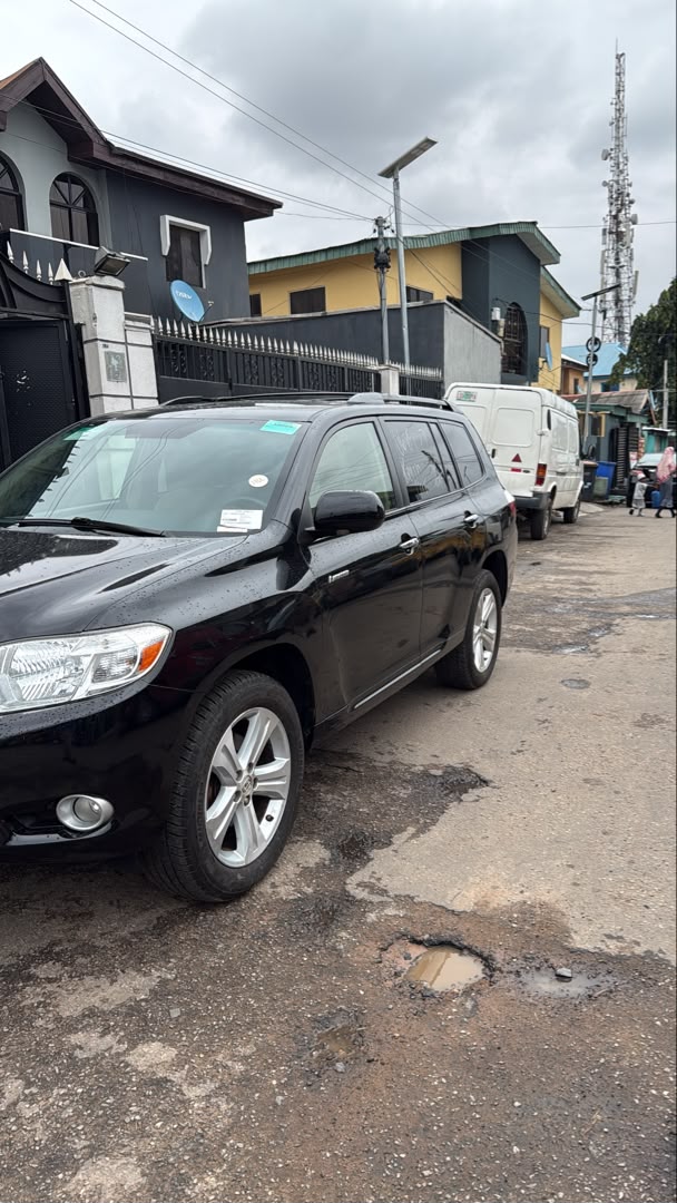Toyota Highlander V6 SUV, Black — photo 4