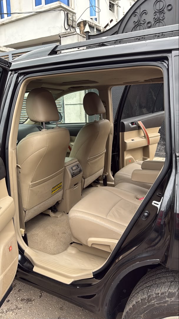 Toyota Highlander V6 SUV, Black