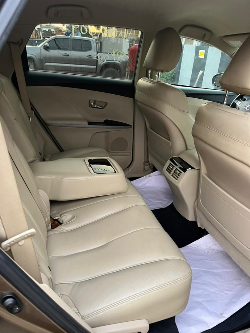 Toyota Venza Brown SUV with Leather Seats