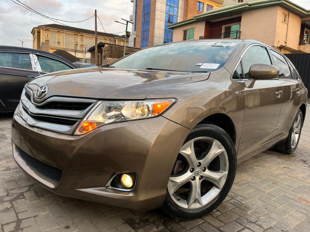Toyota Venza Brown SUV with Leather Seats
