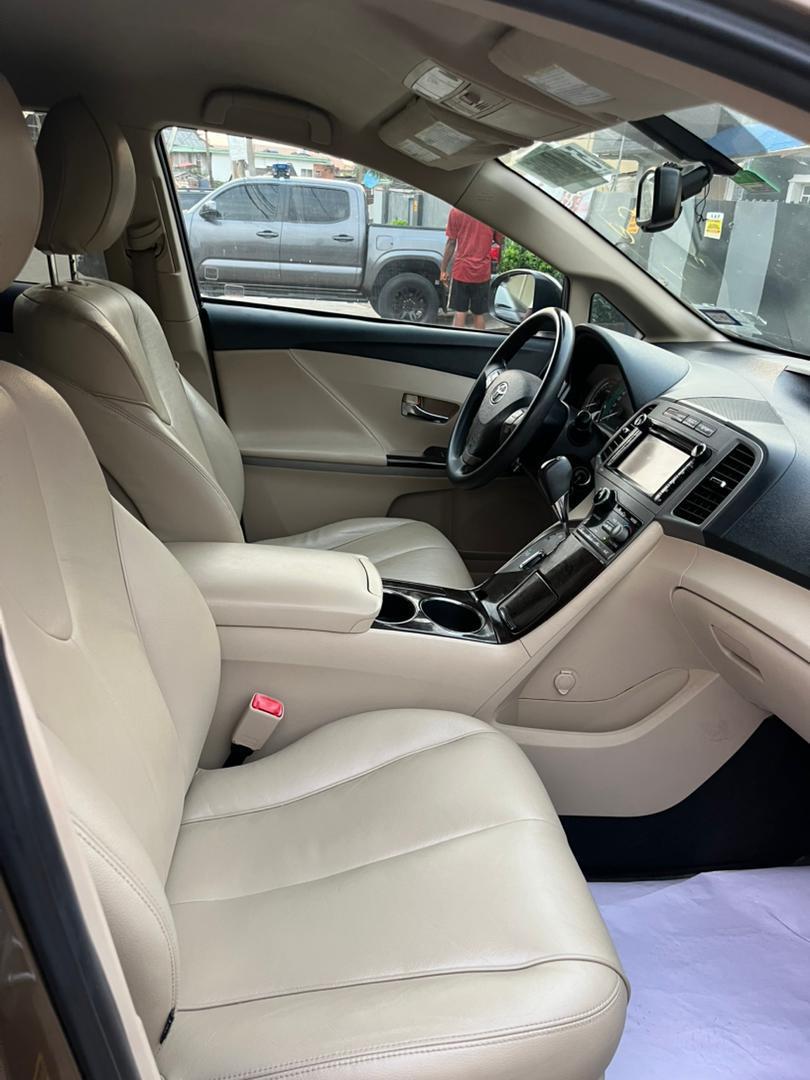 Toyota Venza Brown SUV with Leather Seats