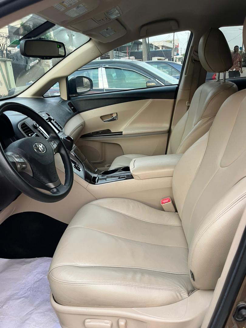 Toyota Venza Brown SUV with Leather Seats