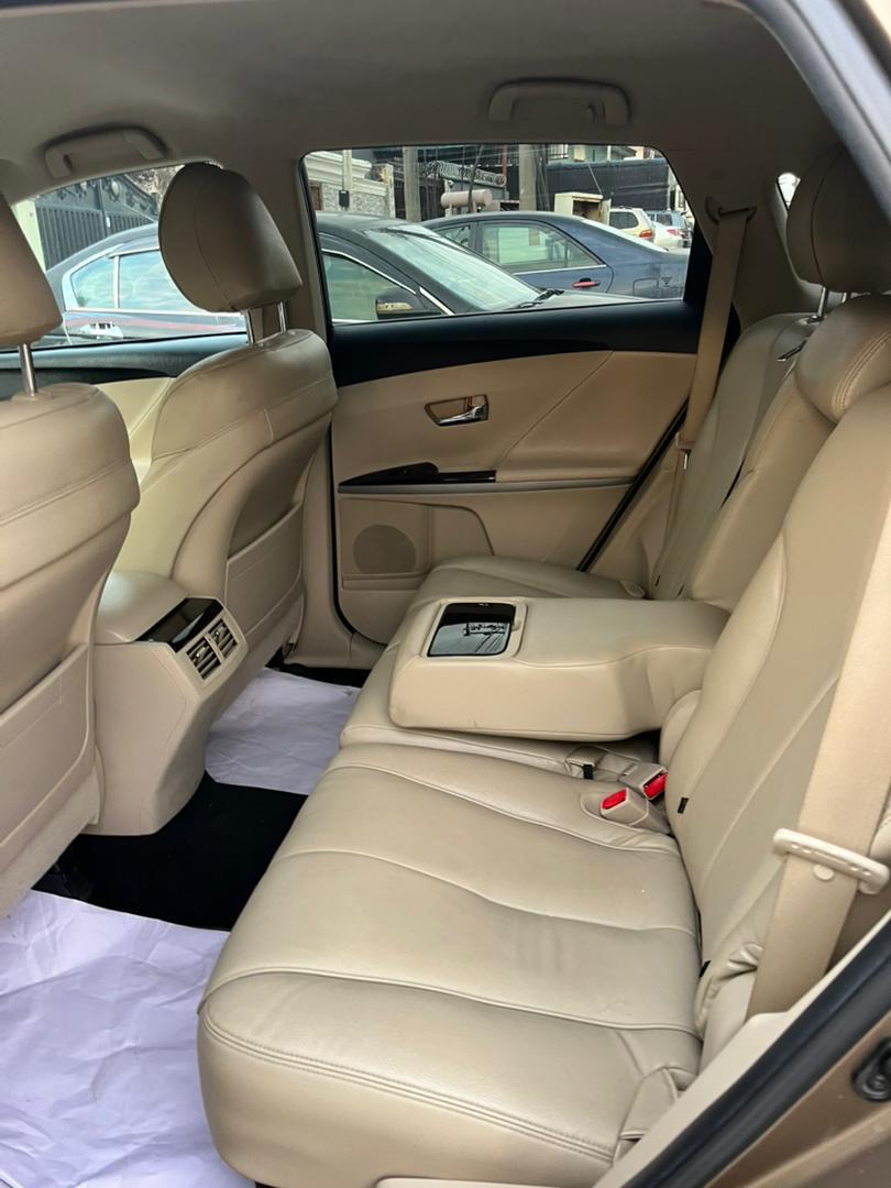 Toyota Venza Brown SUV with Leather Seats