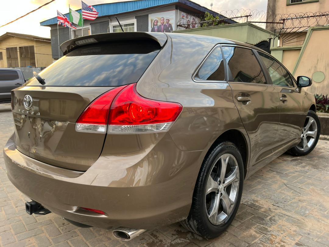 Toyota Venza Brown SUV with Leather Seats