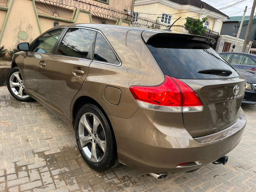 Toyota Venza Brown SUV with Leather Seats