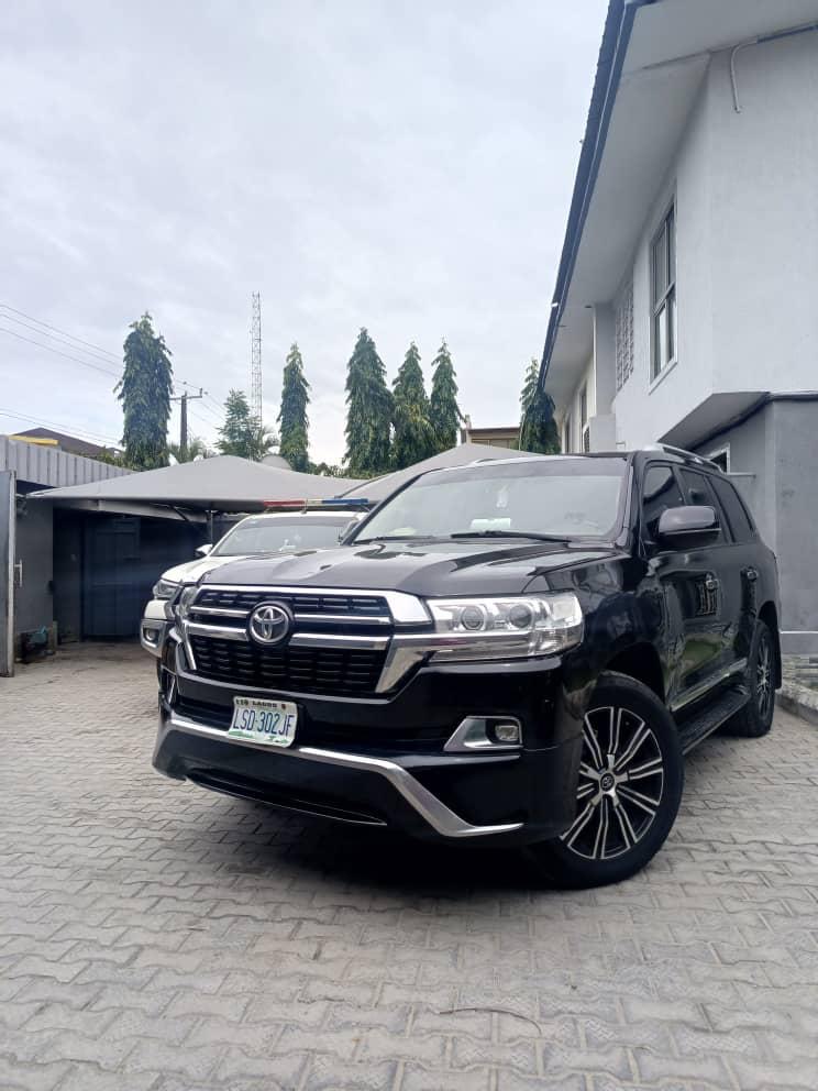 Toyota Land Cruiser V8, Black SUV — photo 2