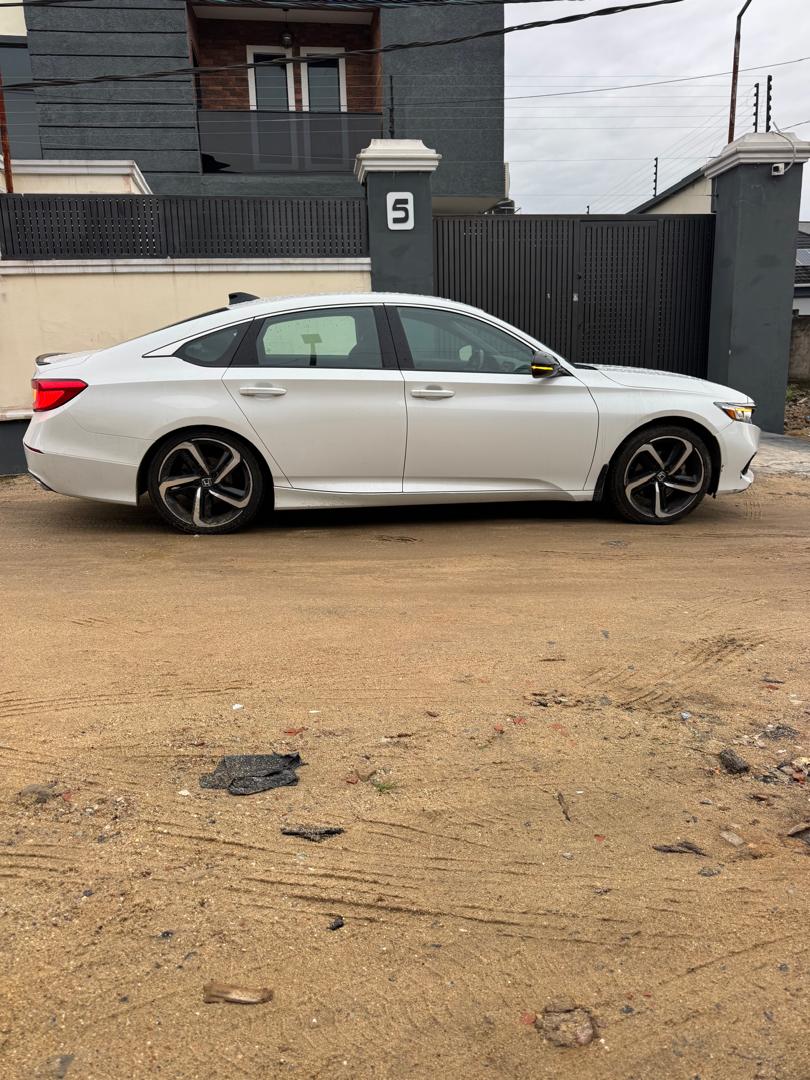 Honda Accord SE White Sedan — photo 3