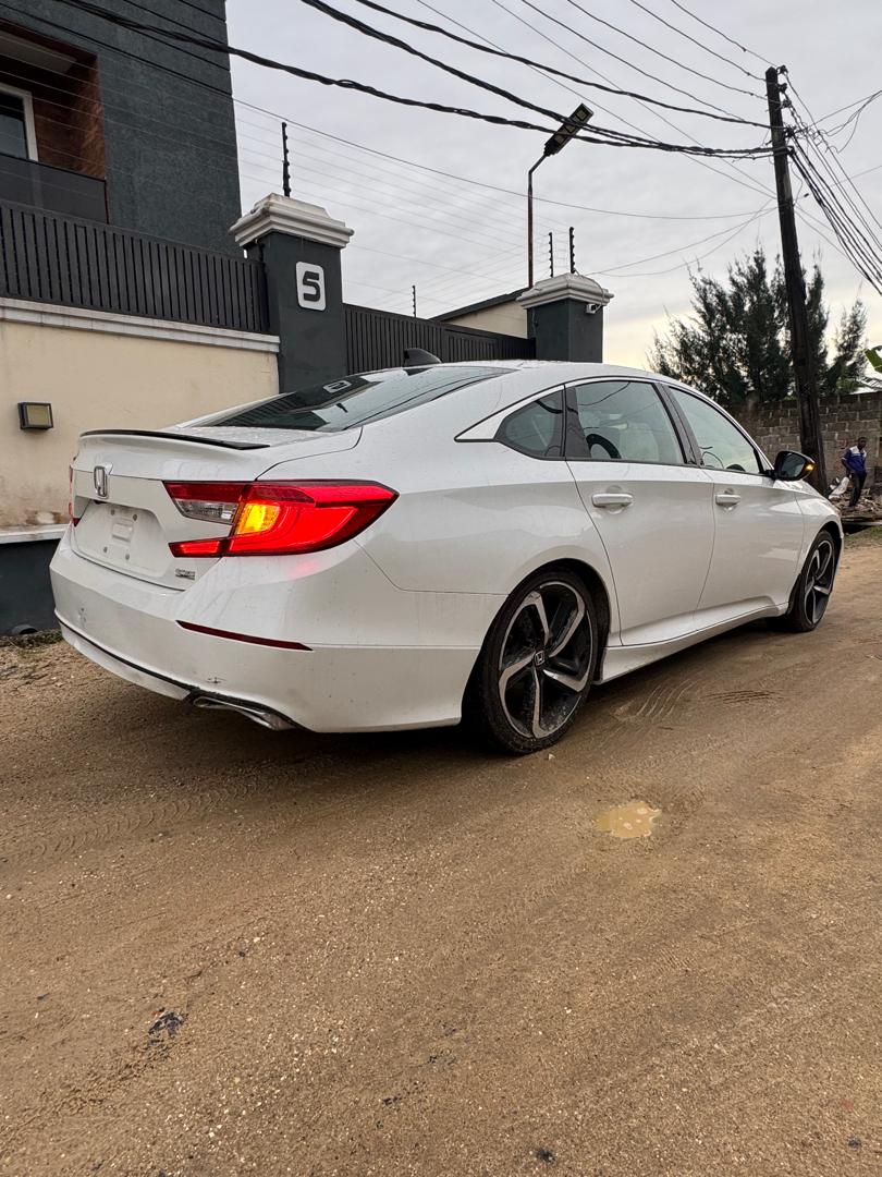 Honda Accord SE White Sedan — photo 4