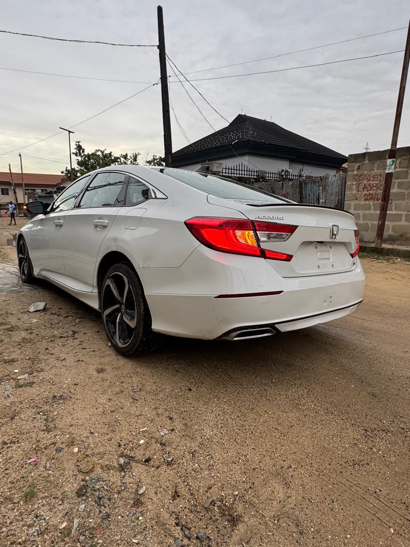 Honda Accord SE White Sedan — photo 6