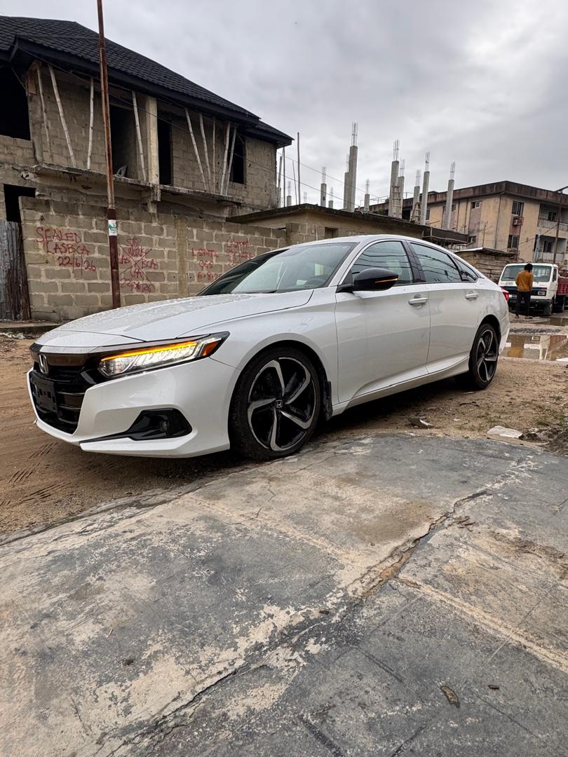 Honda Accord SE White Sedan — photo 7