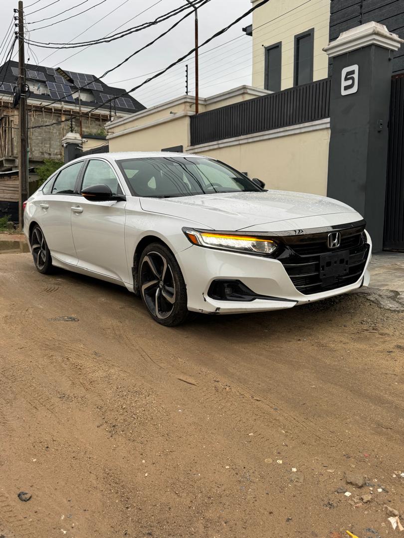 Honda Accord SE White Sedan — photo 8