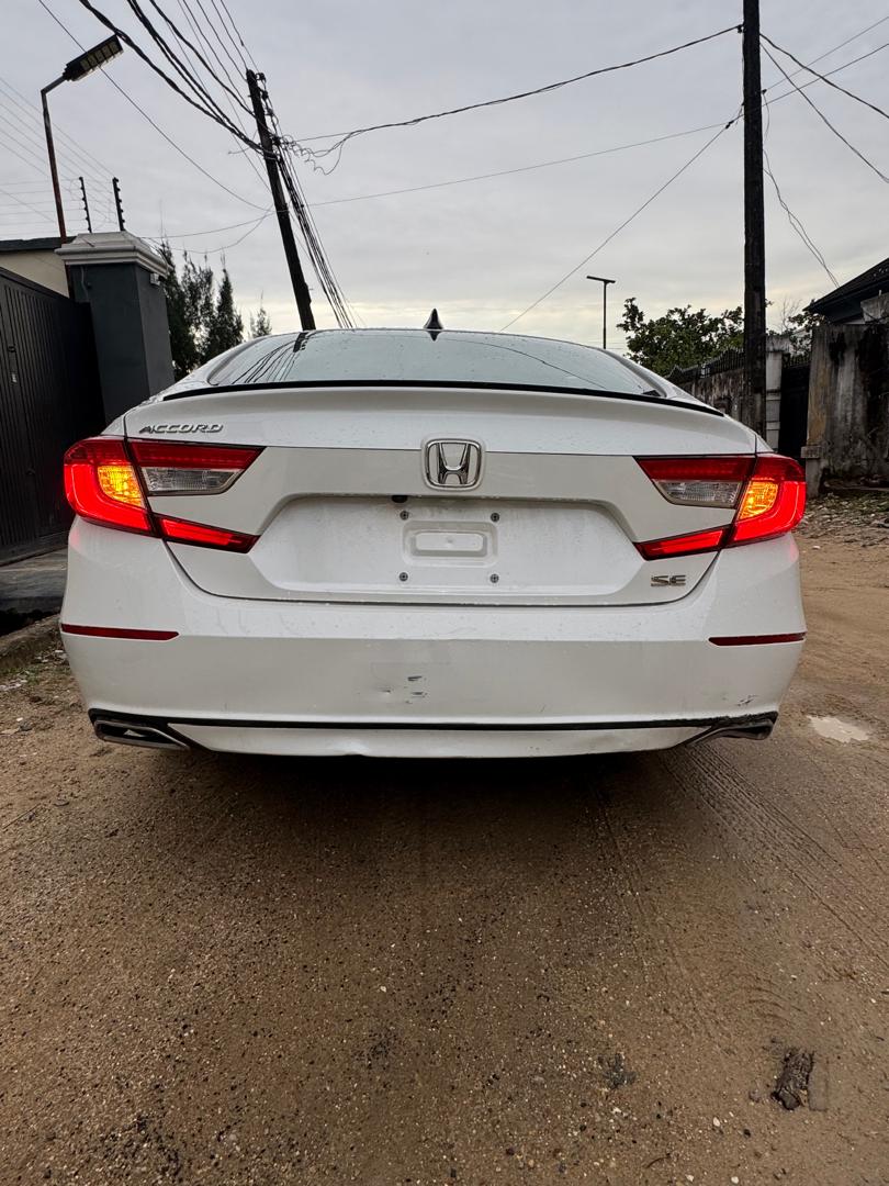Honda Accord SE White Sedan — photo 9