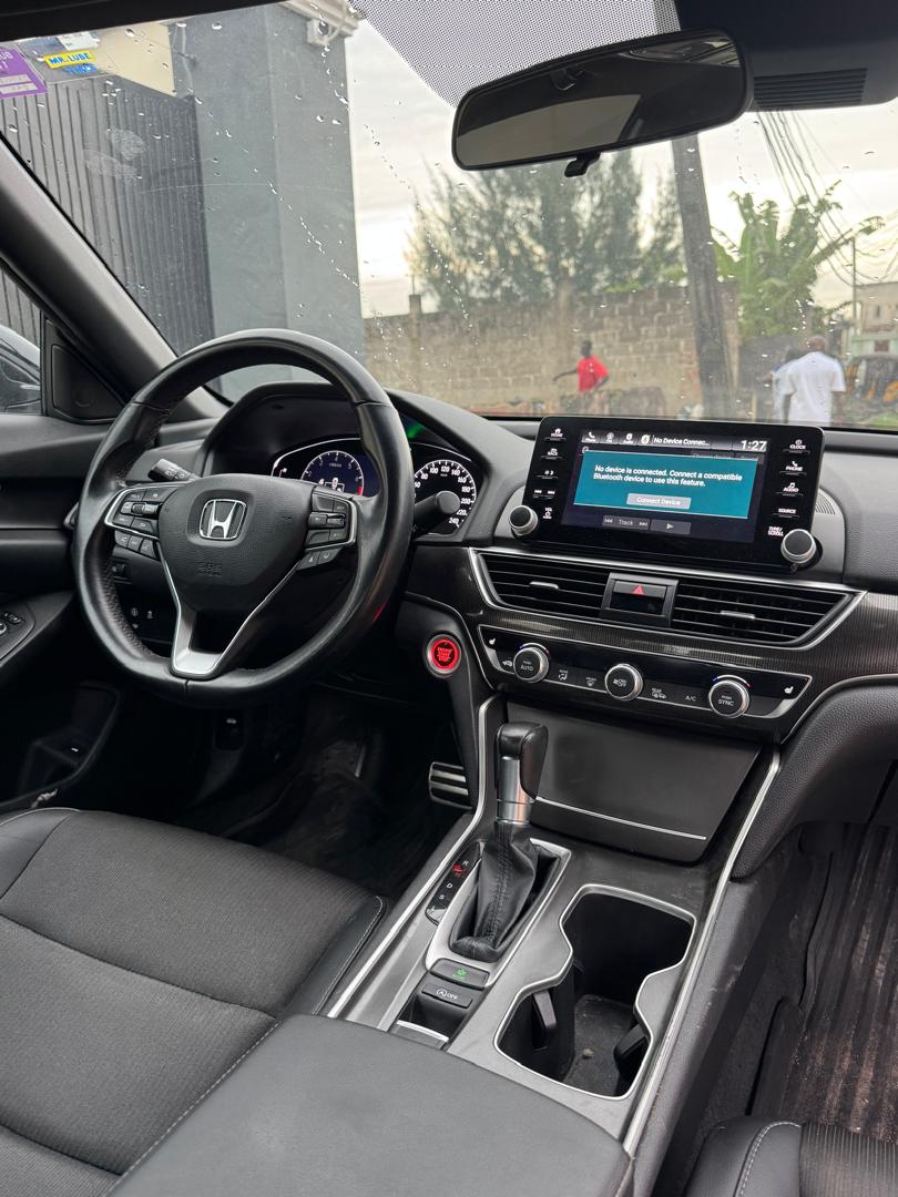 Honda Accord SE White Sedan — photo 10