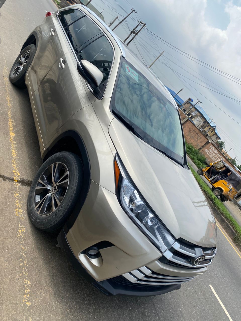 Toyota Highlander XLE, Gold SUV