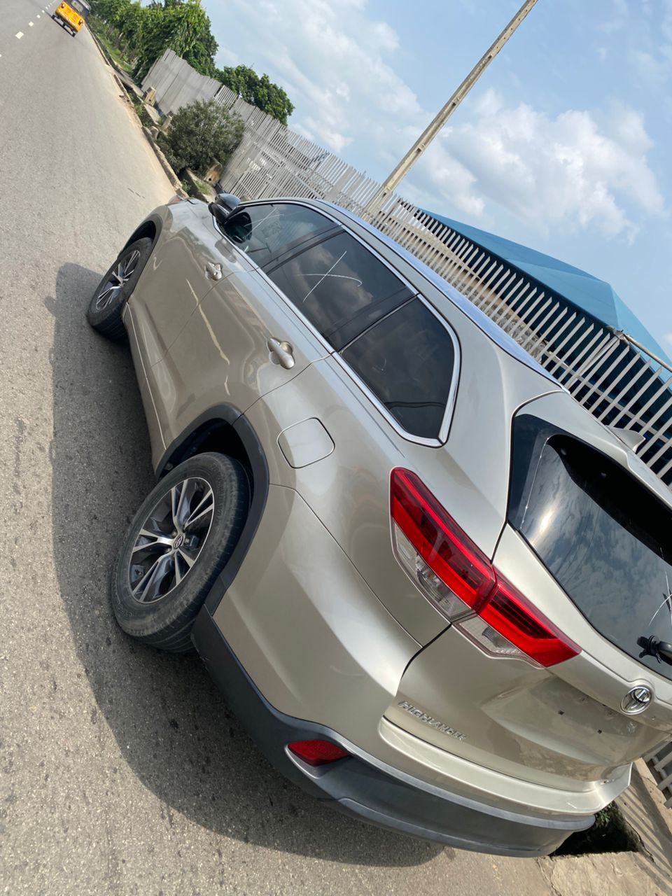 Toyota Highlander XLE, Gold SUV