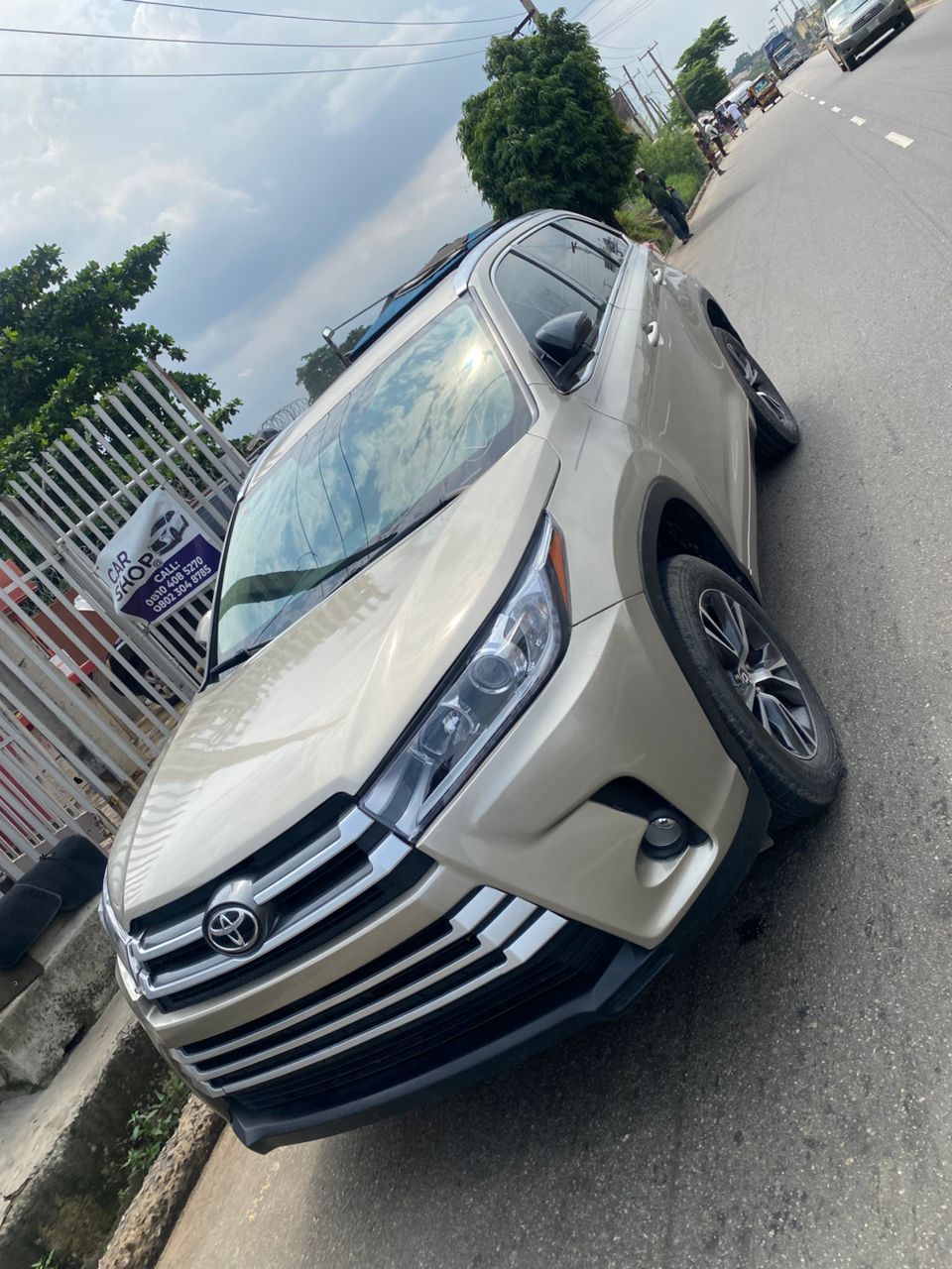 Toyota Highlander XLE, Gold SUV