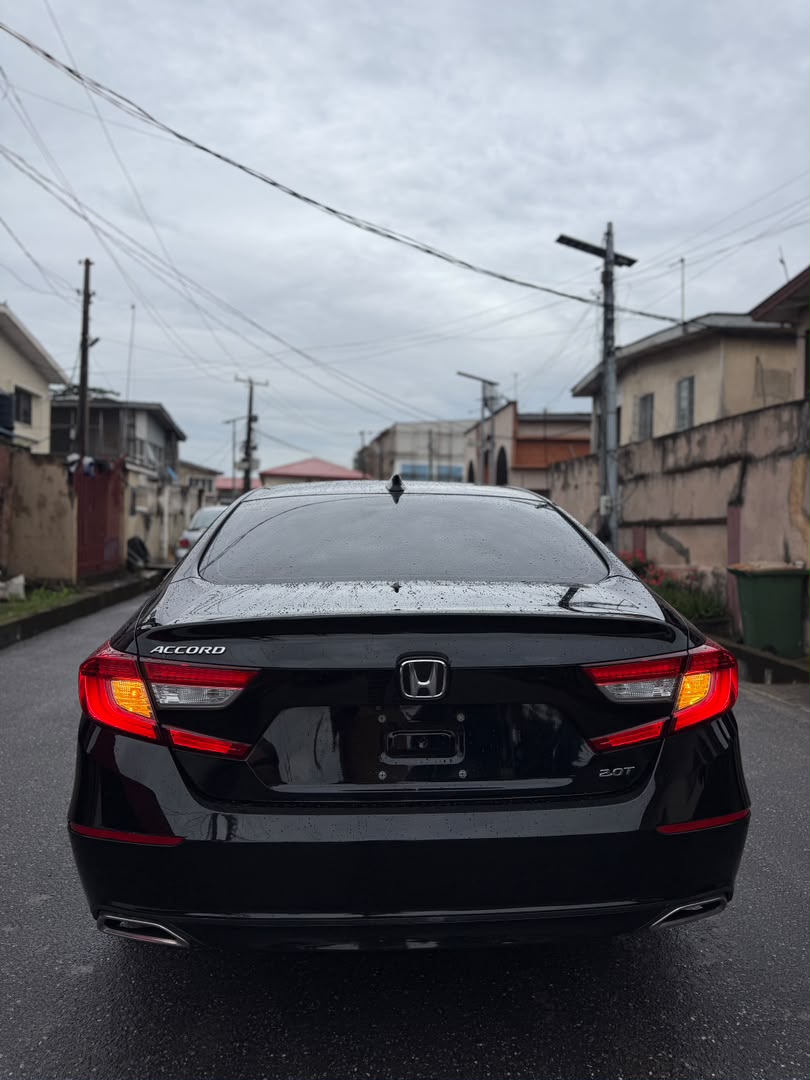 Honda Accord 2.0T Black Sedan — photo 2