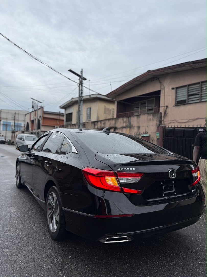 Honda Accord 2.0T Black Sedan — photo 4