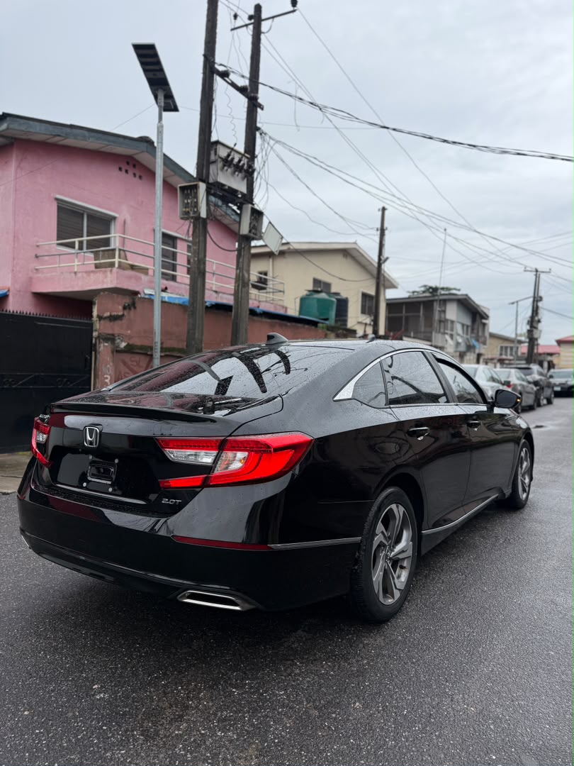 Honda Accord 2.0T Black Sedan — photo 10