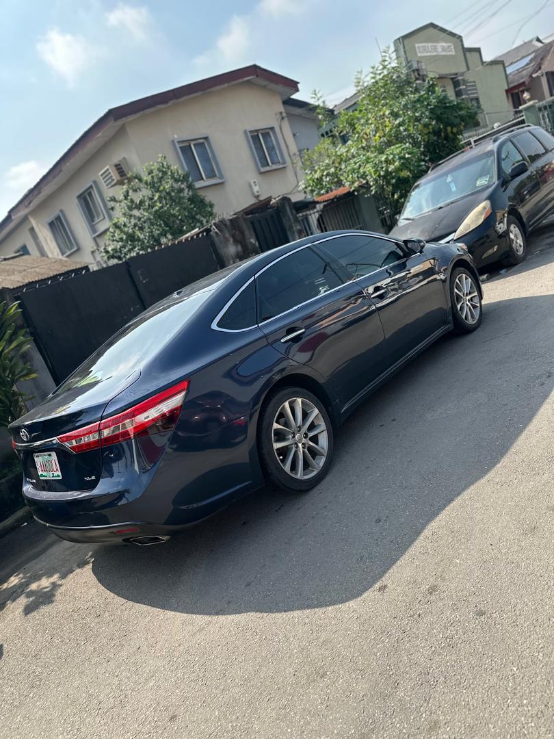 Toyota Avalon XLE Dark Blue Sedan