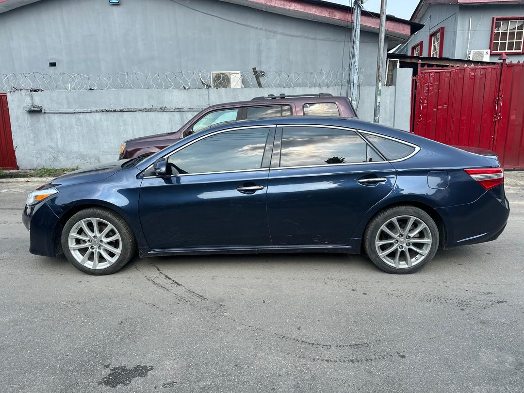 Toyota Avalon XLE Dark Blue Sedan
