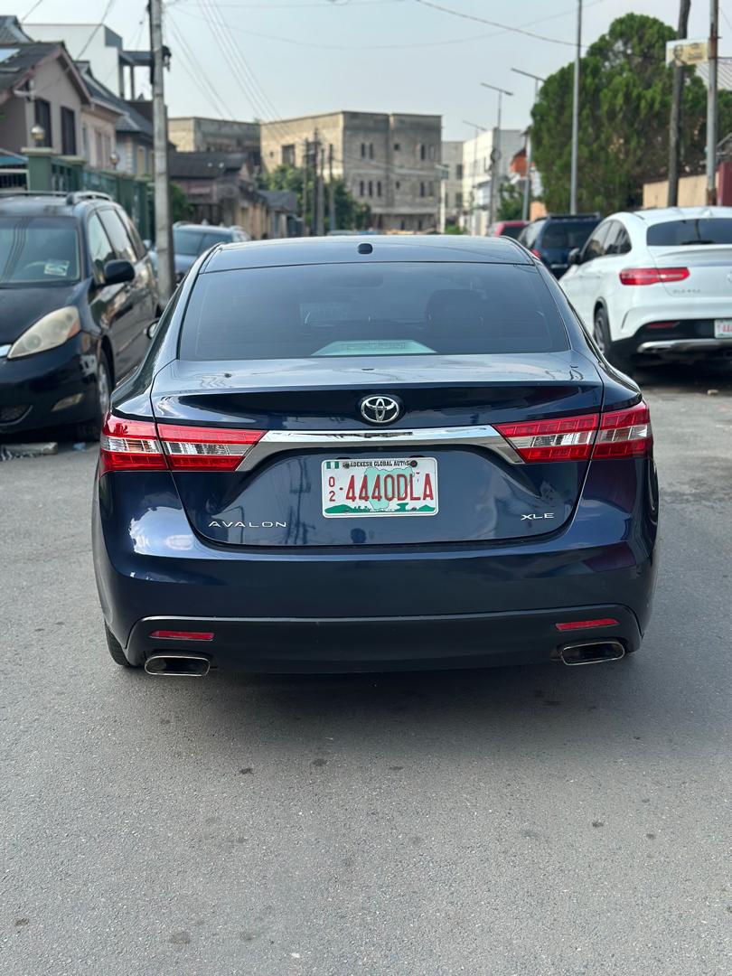 Toyota Avalon XLE Dark Blue Sedan