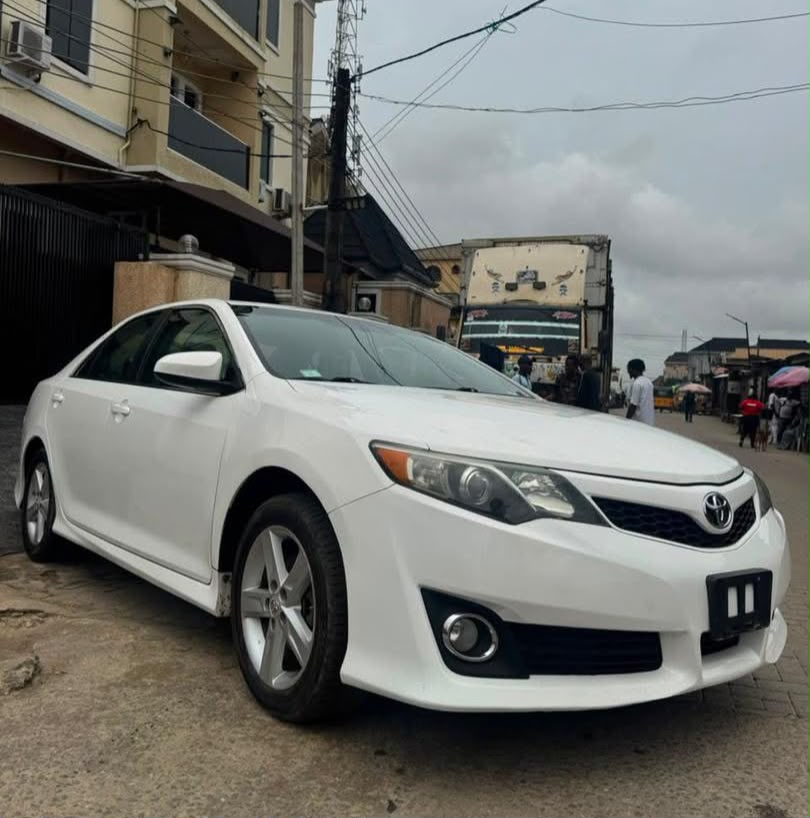 Toyota Camry SE White Sedan
