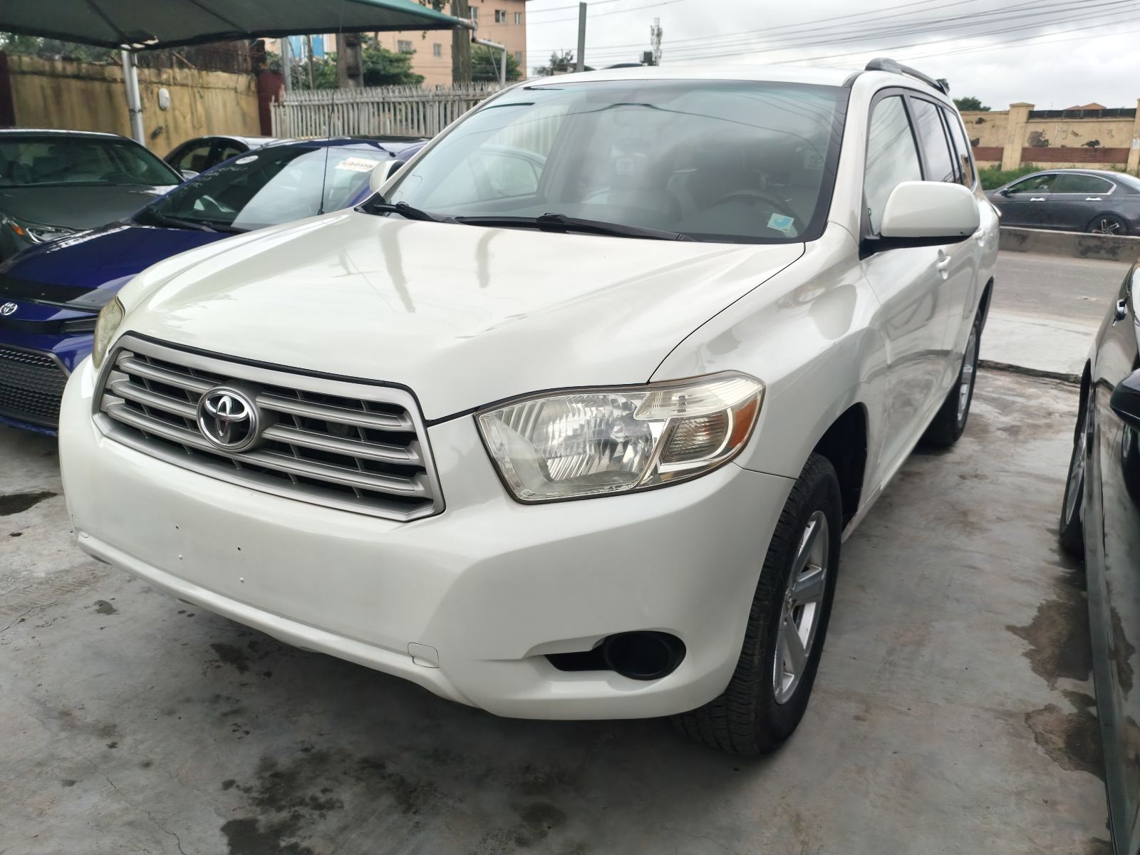 Toyota Highlander V6 White SUV for Sale