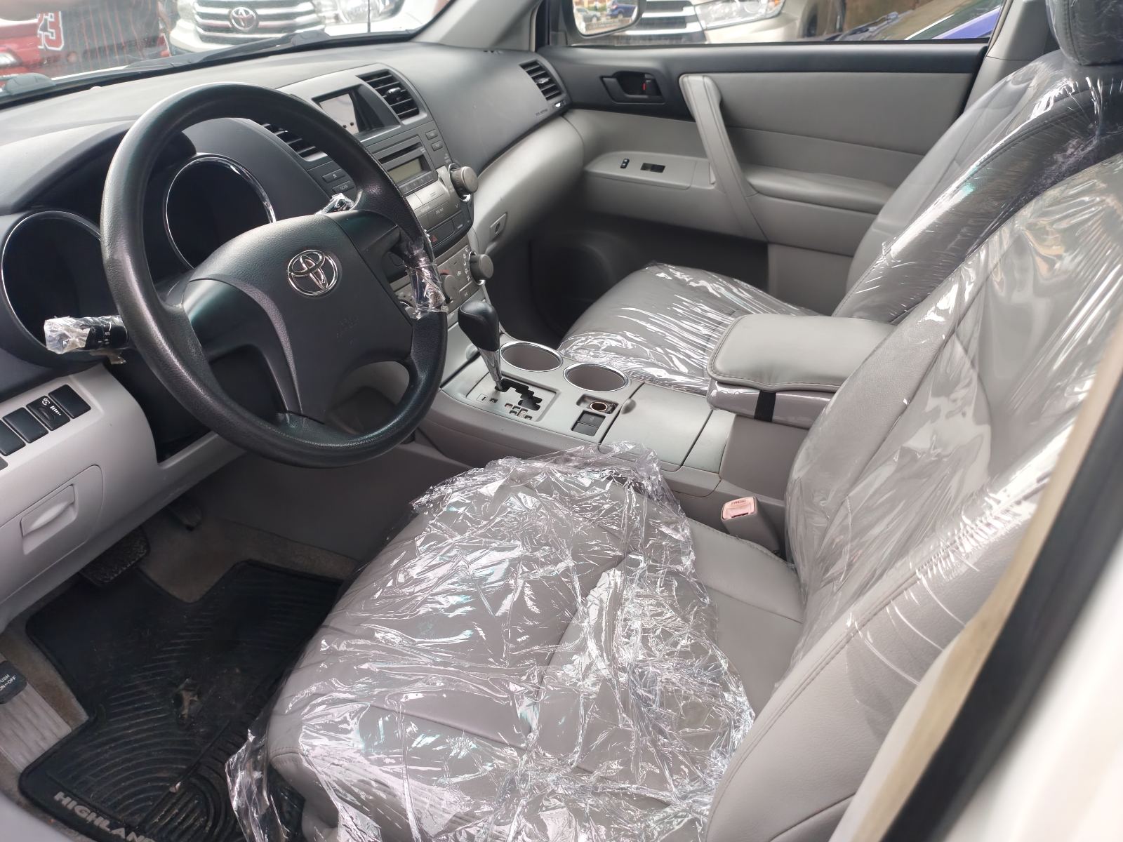 Toyota Highlander V6 White SUV for Sale