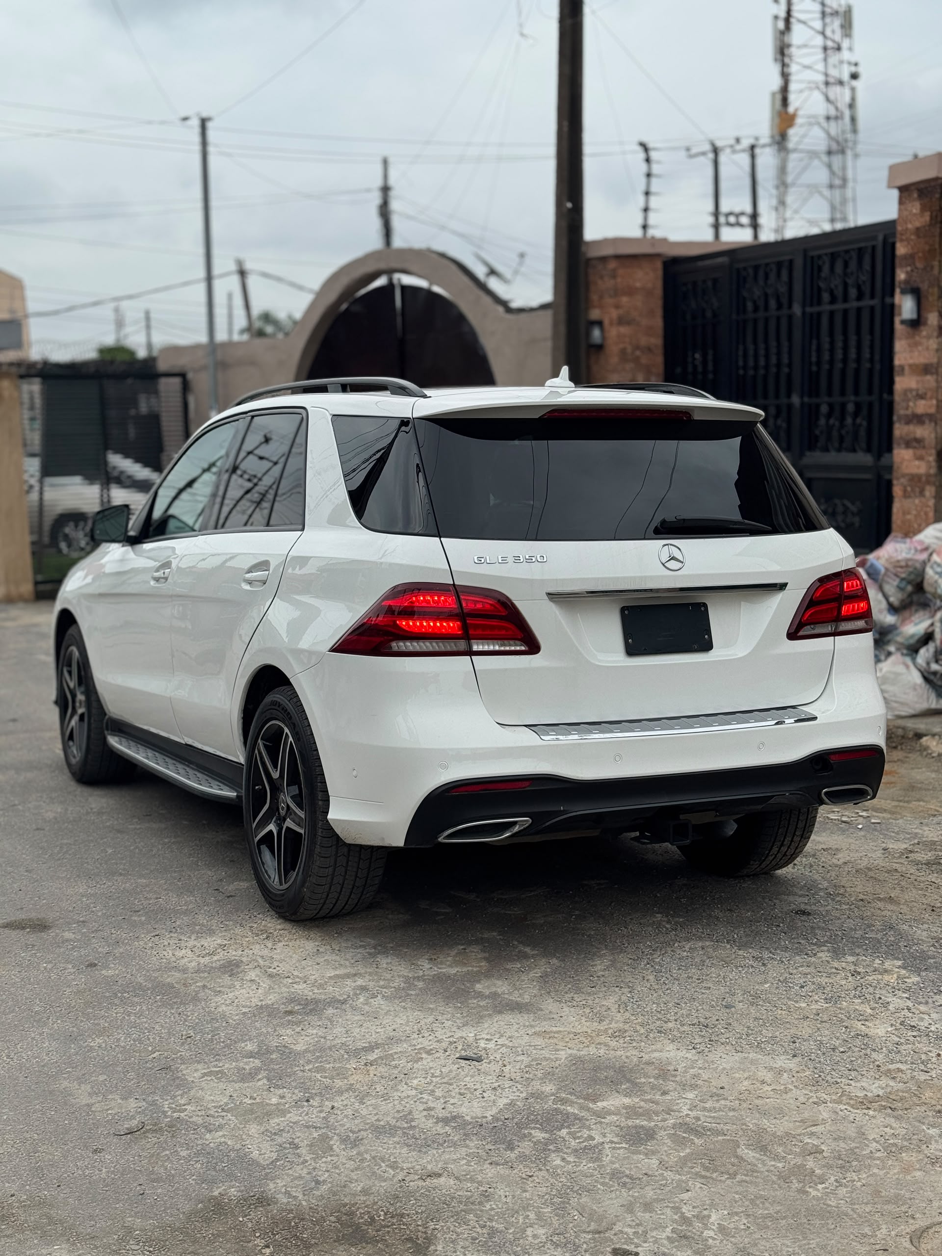 Mercedes-Benz GLE 350 White SUV for Sale — photo 2
