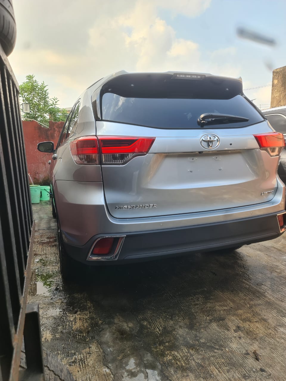 Toyota Highlander Silver SUV LIMITED EDITION — photo 2