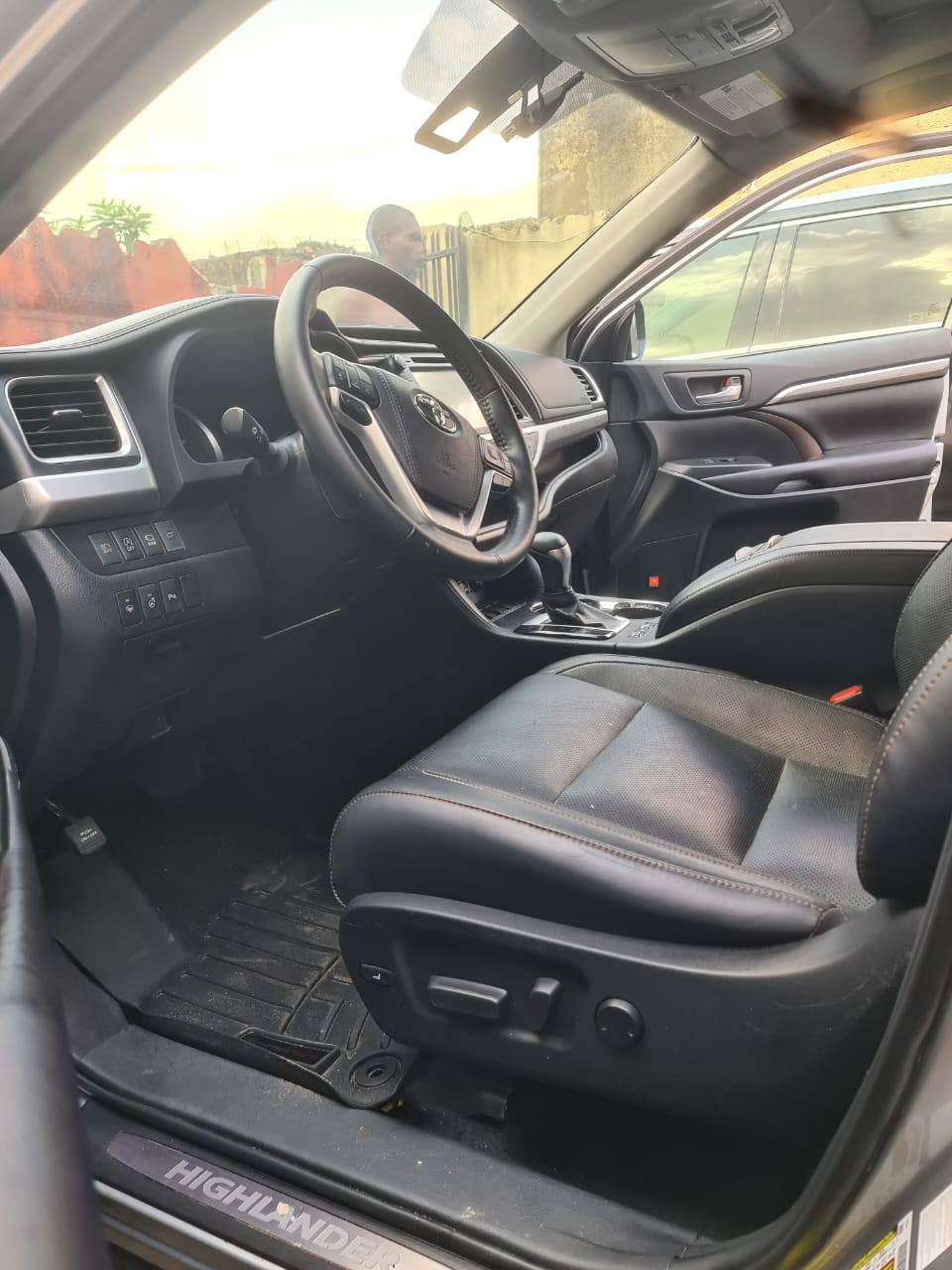 Toyota Highlander Silver SUV LIMITED EDITION — photo 3