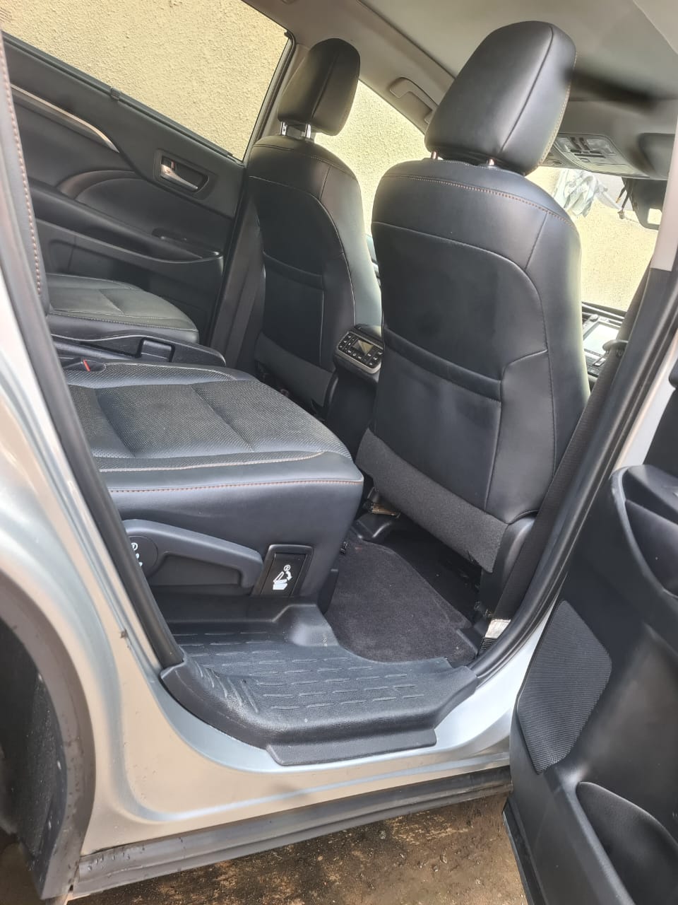 Toyota Highlander Silver SUV LIMITED EDITION — photo 4
