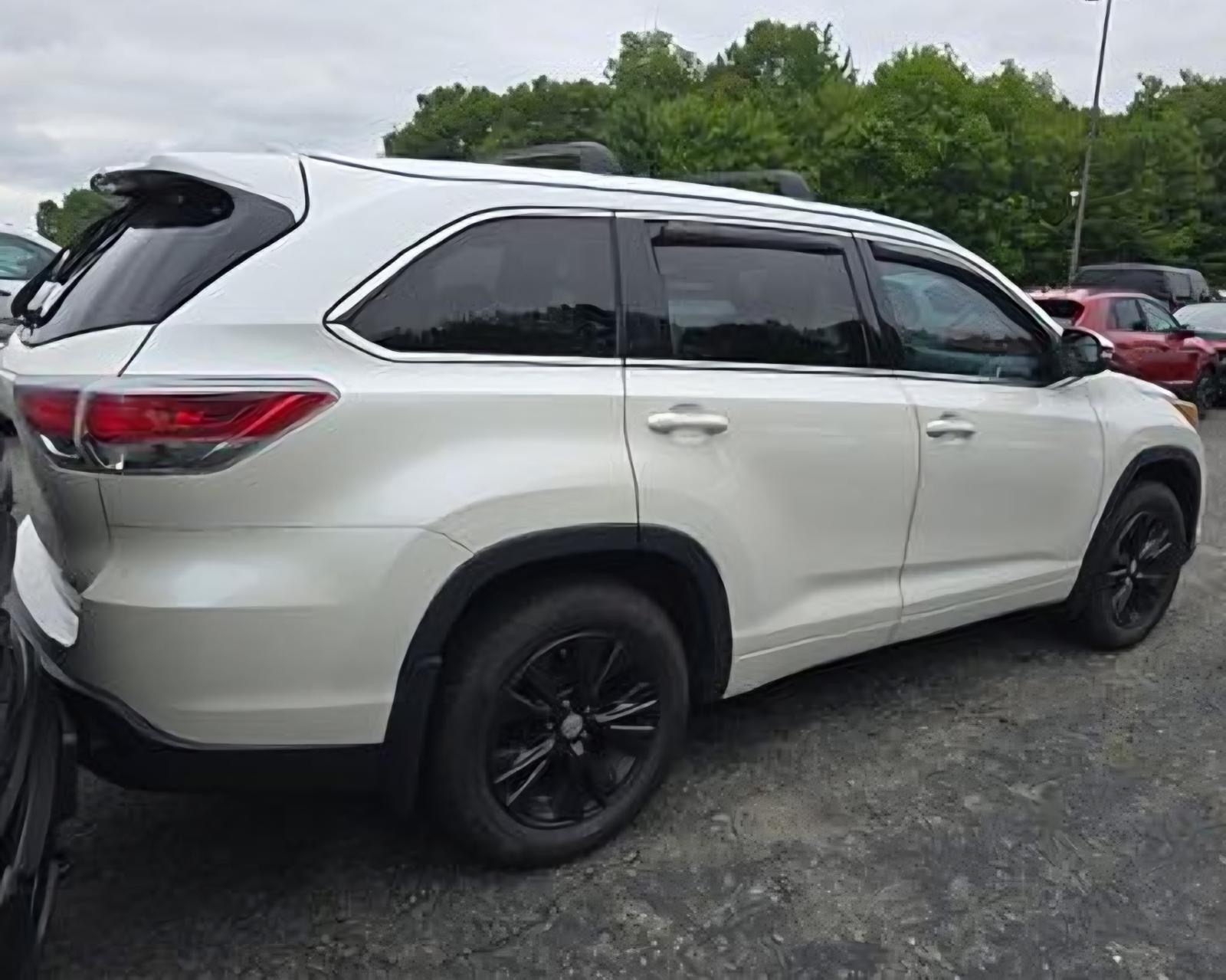 For sale 2015 Highlander XLE — photo 2