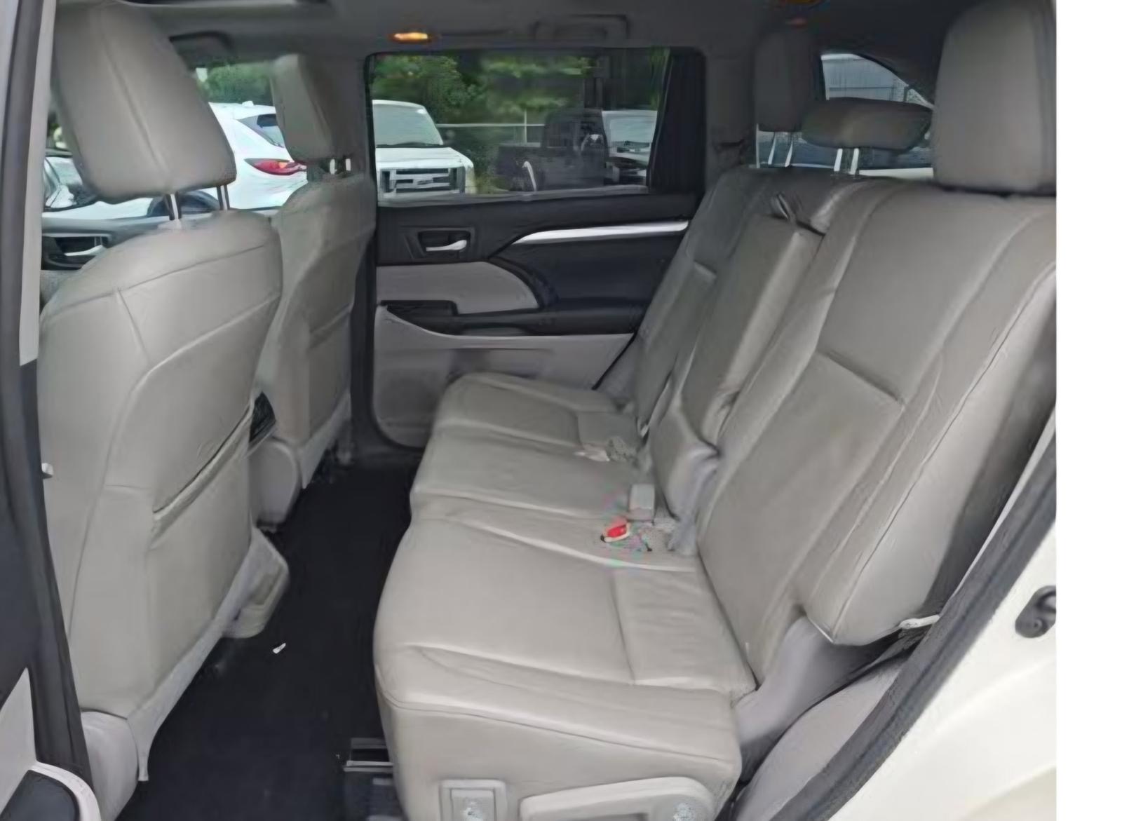 For sale 2015 Highlander XLE — photo 3