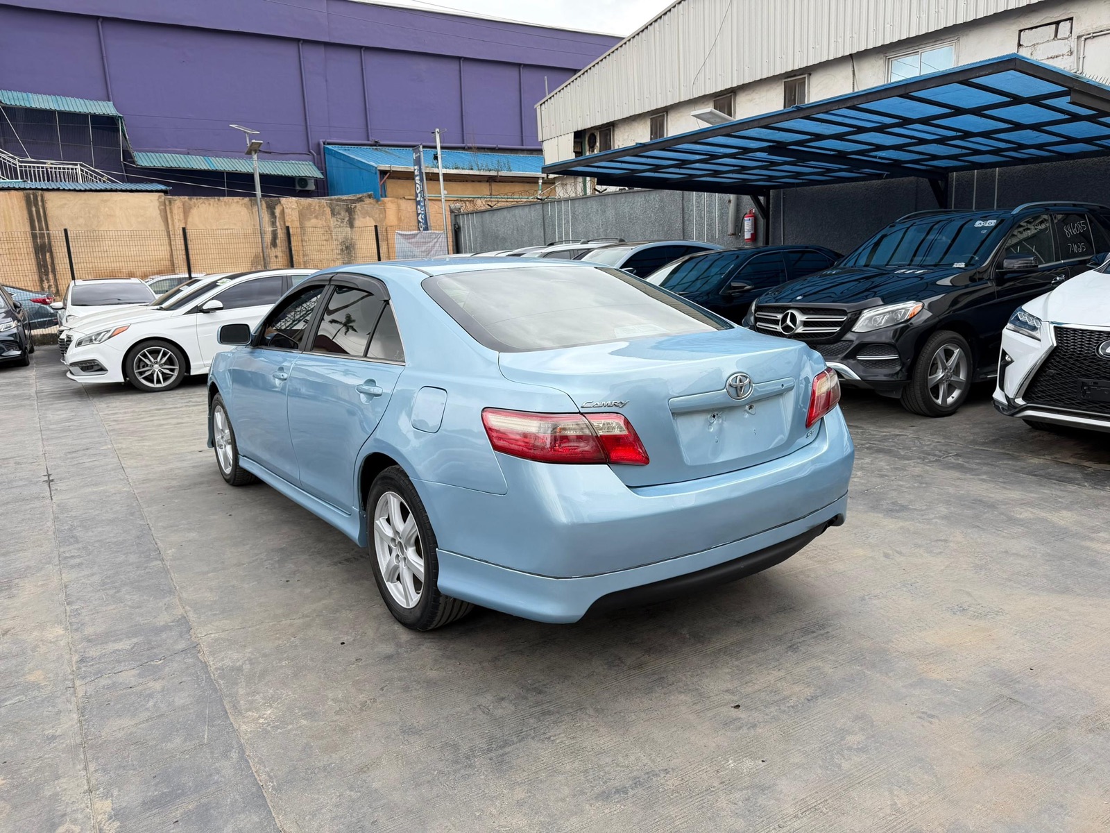 Fairly used 2009 Toyota Camry Blue Sedan with Alloy Wheels