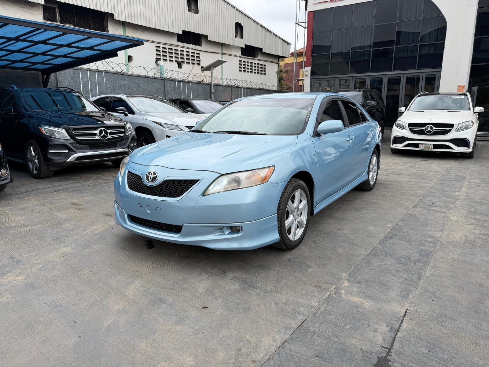 Fairly used 2009 Toyota Camry Blue Sedan with Alloy Wheels