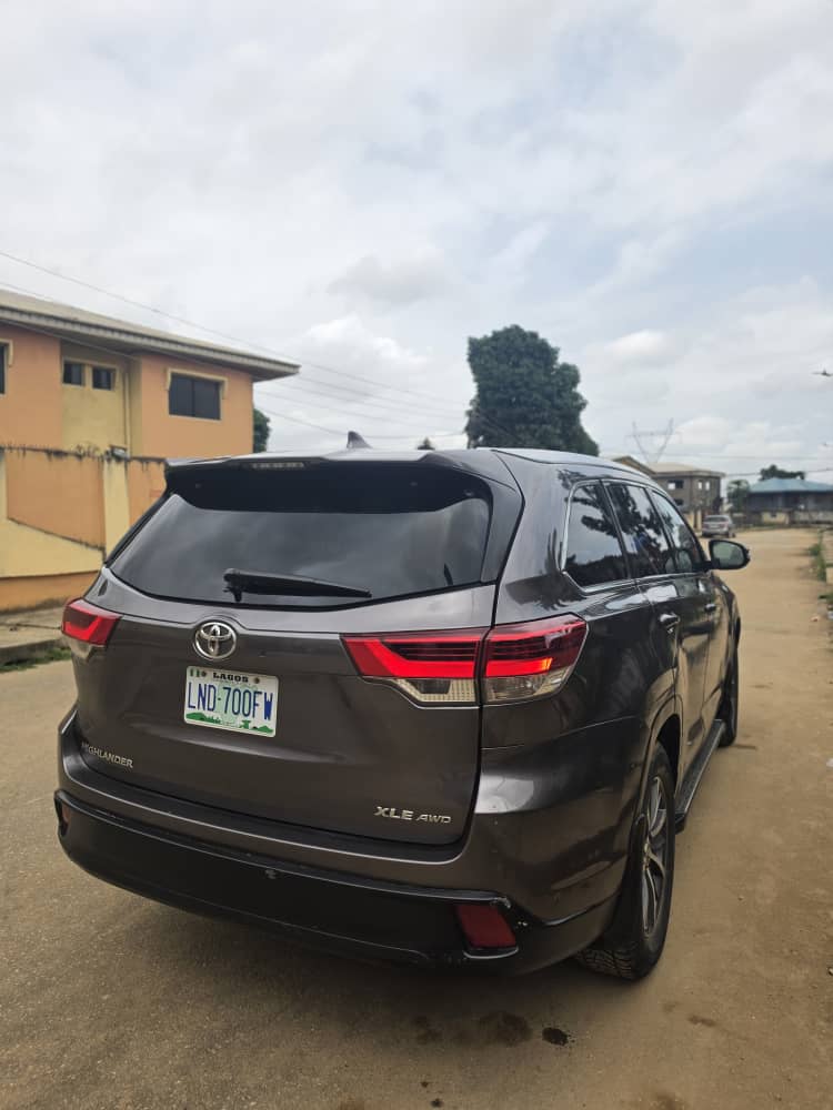 2019 Toyota Highlander XLE SUV — photo 2