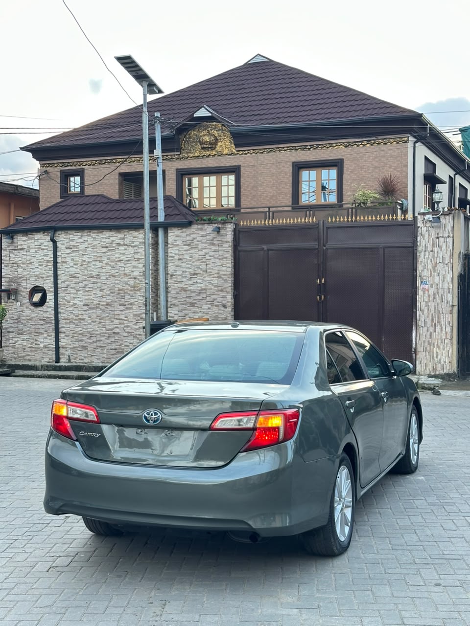 Toyota Camry LE Grey Sedan — photo 2