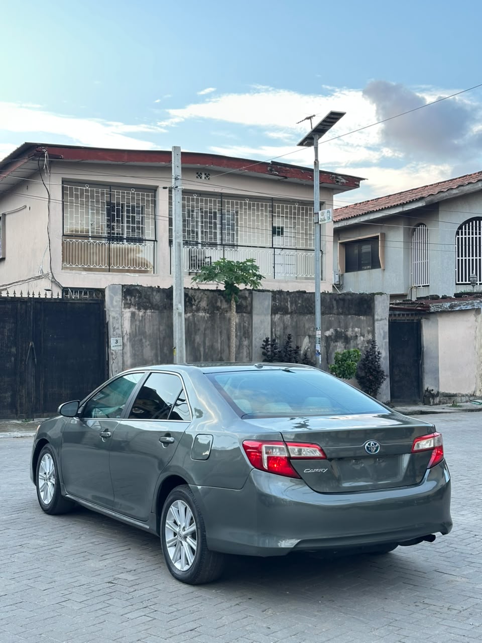 Toyota Camry LE Grey Sedan — photo 6