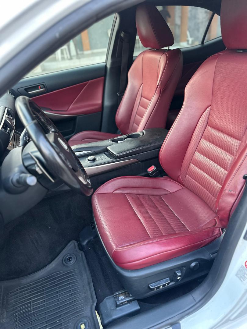 Lexus IS 300 AWD White Sedan — photo 5
