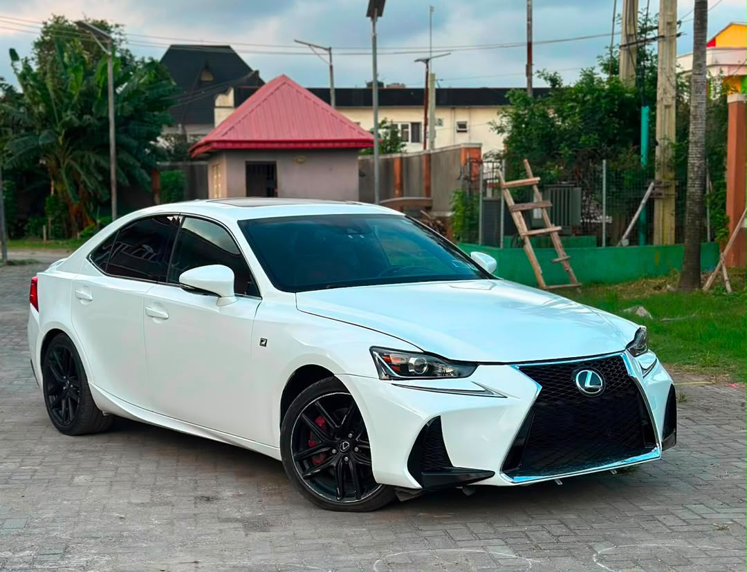 Lexus IS 300 AWD White Sedan — photo 9