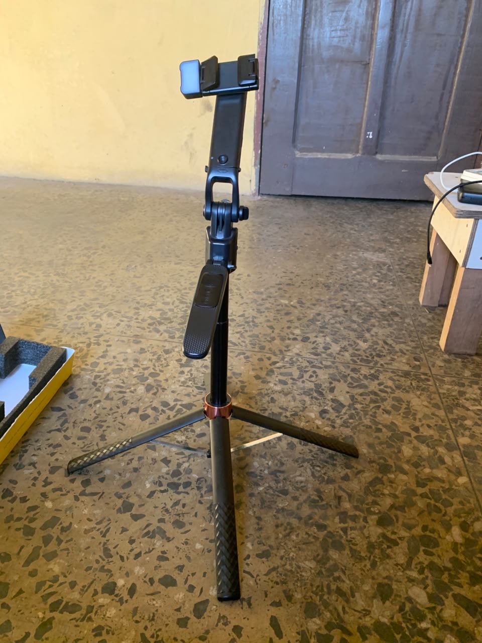 Tracking tripod