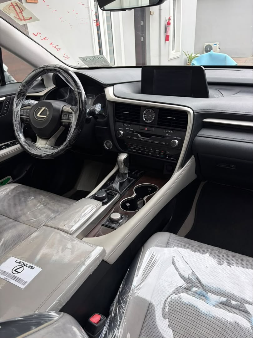 Lexus RX 350 White SUV — photo 6