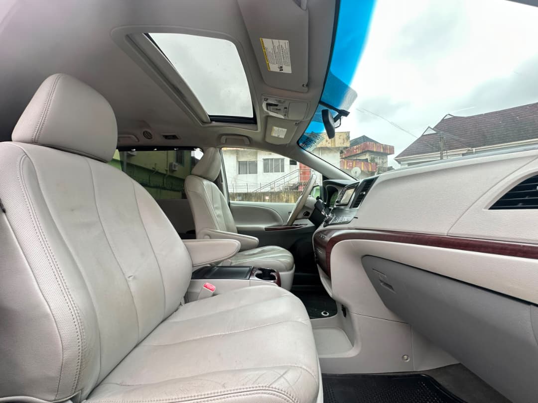 Toyota Sienna XLE Silver MPV — photo 2
