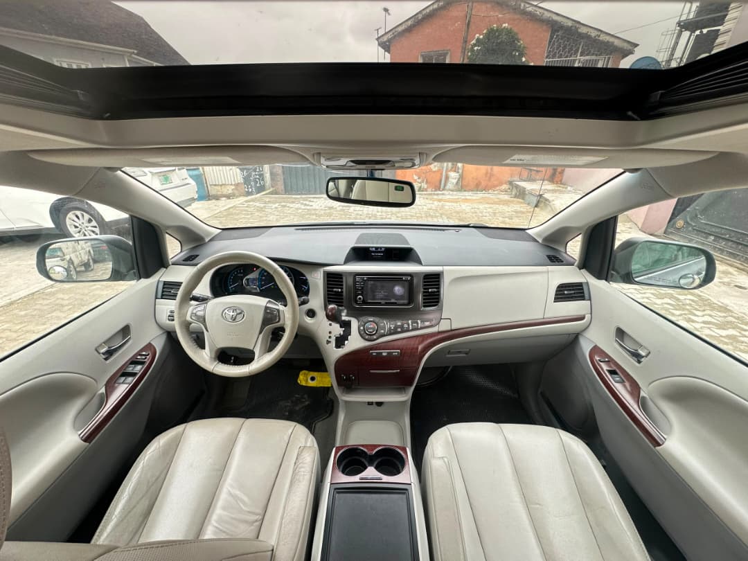 Toyota Sienna XLE Silver MPV — photo 3