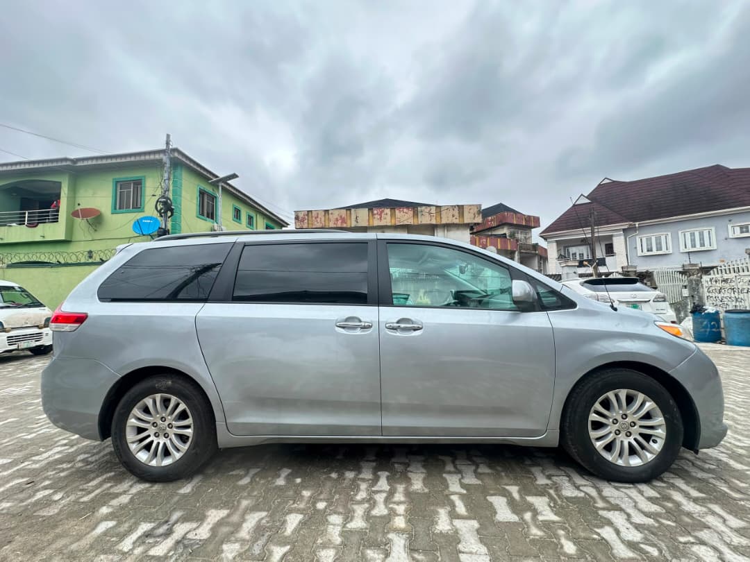 Toyota Sienna XLE Silver MPV — photo 6