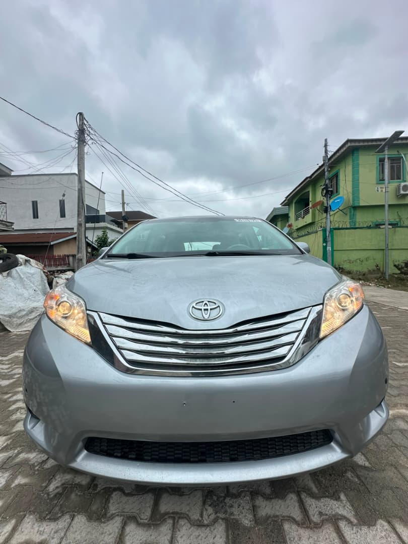 Toyota Sienna XLE Silver MPV