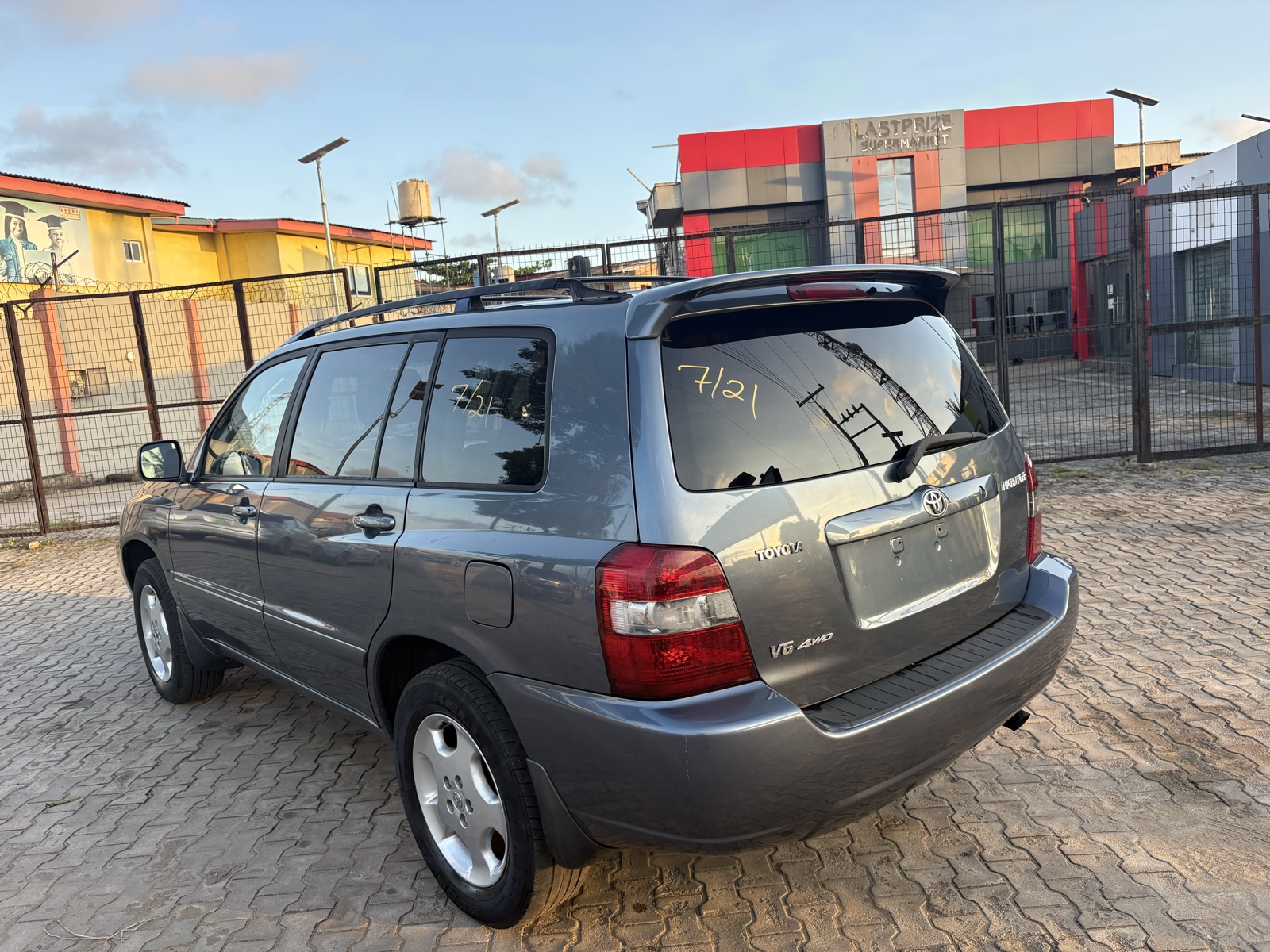2005 Toyota Highlander SUV, blue  with Leather Interior — photo 2